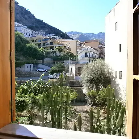 Salvone's House Couette-café Giardini-Naxos